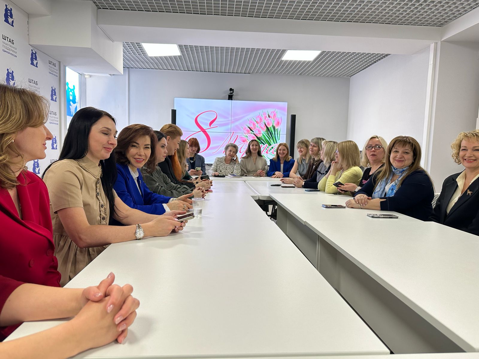 "Предпраздничная встреча: женщины-лидеры Липецка обсудили проекты и получили награды"