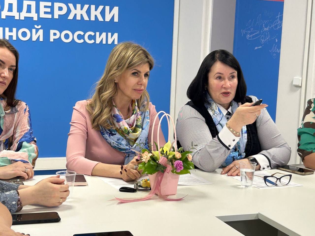 "Предпраздничная встреча: женщины-лидеры Липецка обсудили проекты и получили награды"