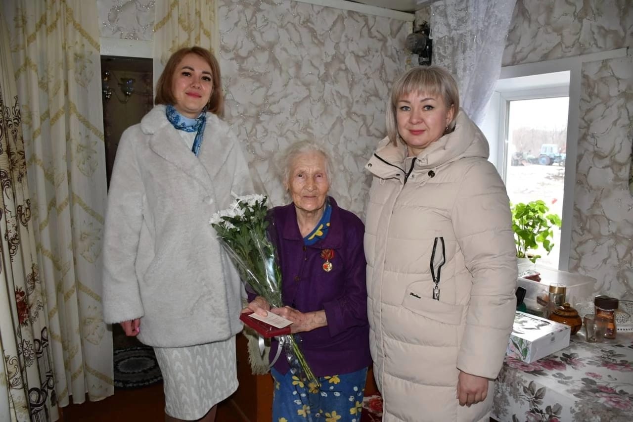 В Елецком районе вручили медали "80 лет Победы в Великой Отечественной войне 1941-1945 гг."