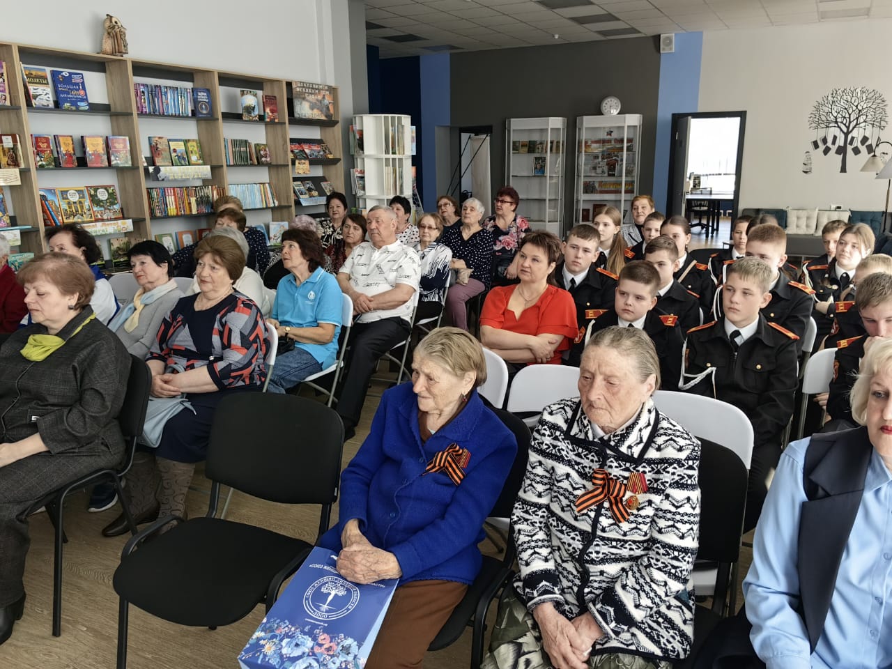 В мир приходит женщина, чтобы мир спасти