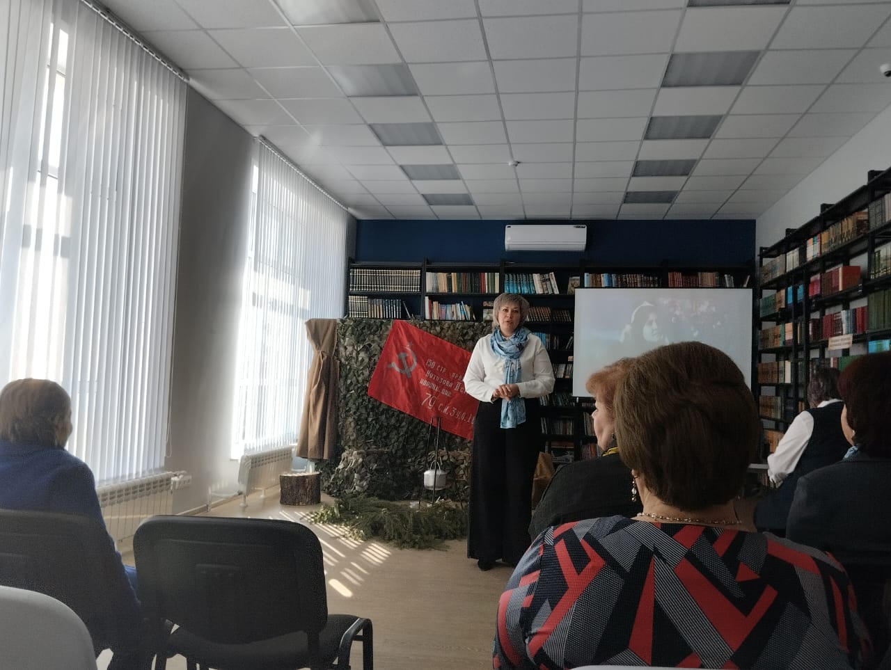 В мир приходит женщина, чтобы мир спасти