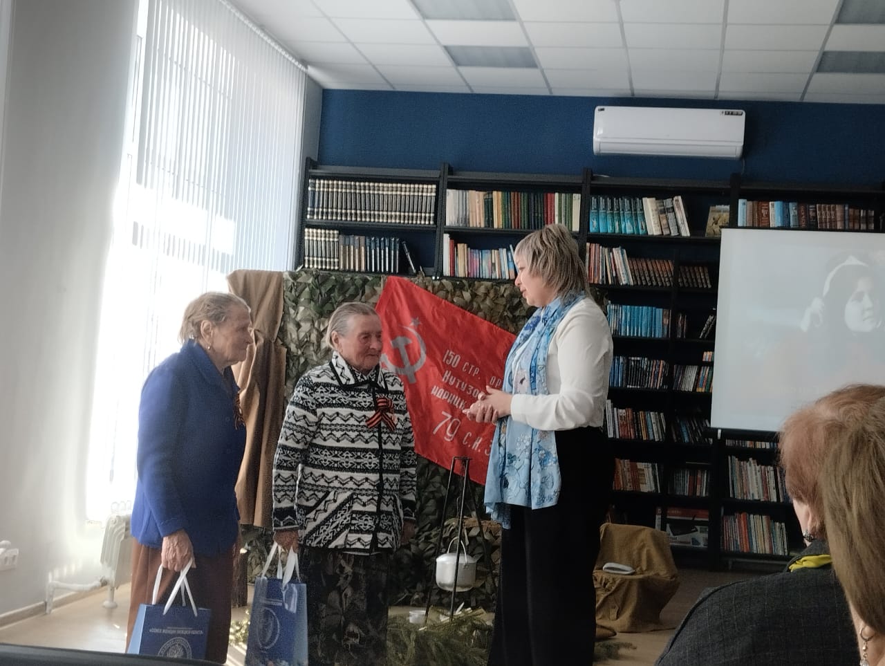 В мир приходит женщина, чтобы мир спасти