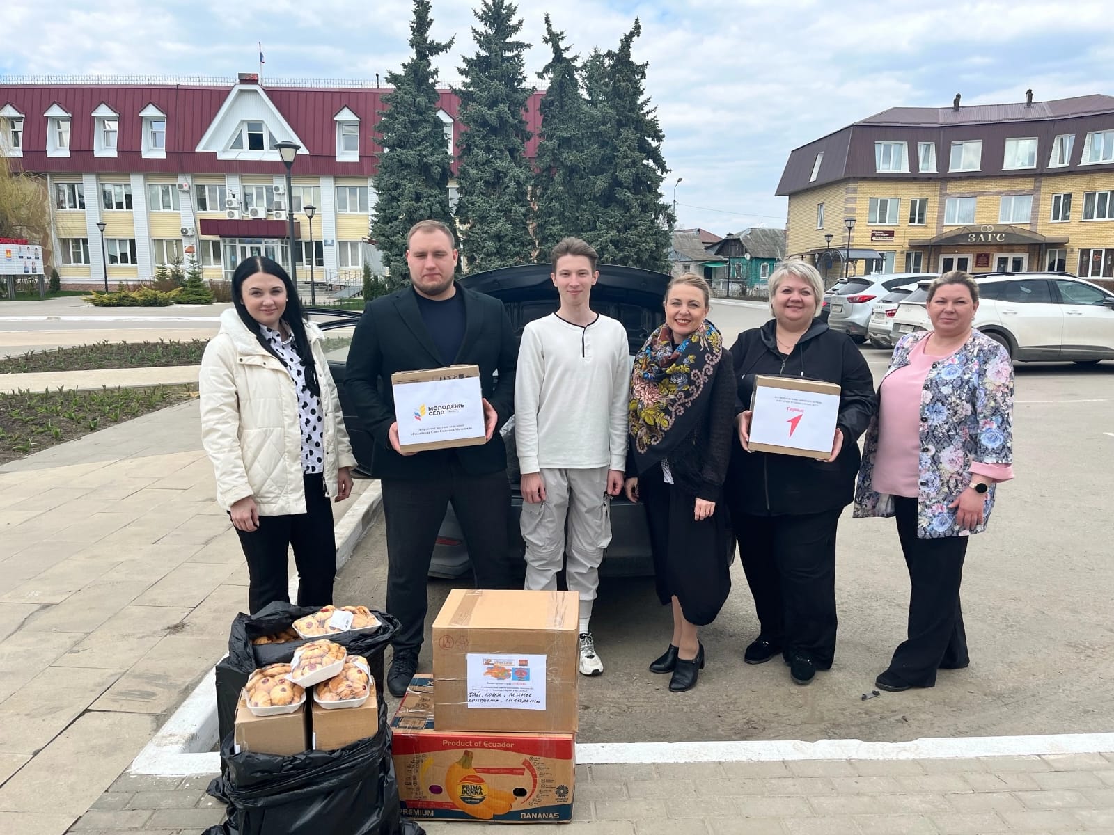 Активистки Добровской ЛООО "Союз женщин Липецкой области" собрали пасхальные подарки для участников СВО