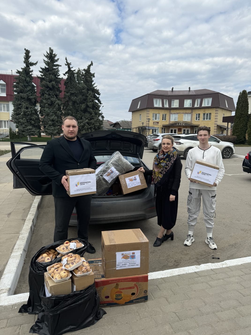 Активистки Добровской ЛООО "Союз женщин Липецкой области" собрали пасхальные подарки для участников СВО