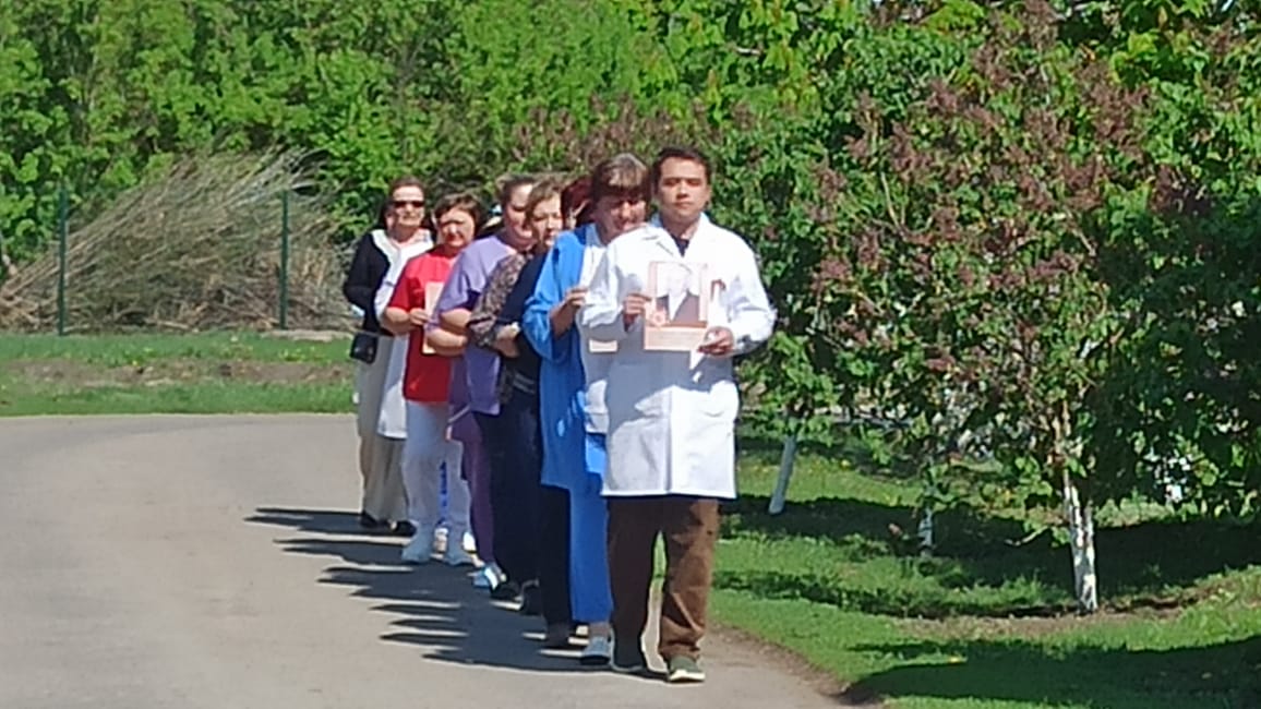 Открытие  мемориальной  доски и высадка сиреневой аллеи в память о медработниках  - ветеранах и участниках ВОВ