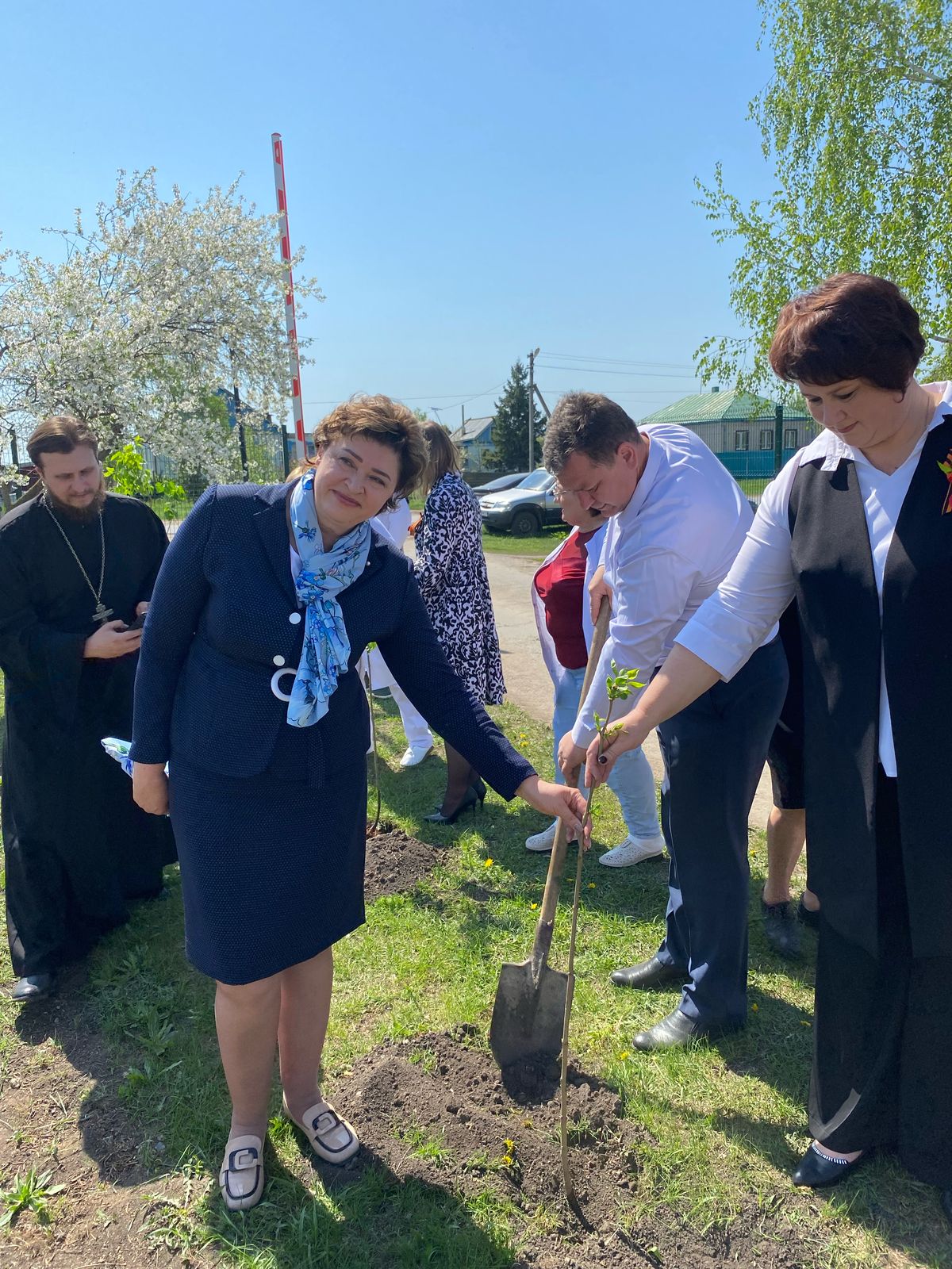 Открытие  мемориальной  доски и высадка сиреневой аллеи в память о медработниках  - ветеранах и участниках ВОВ