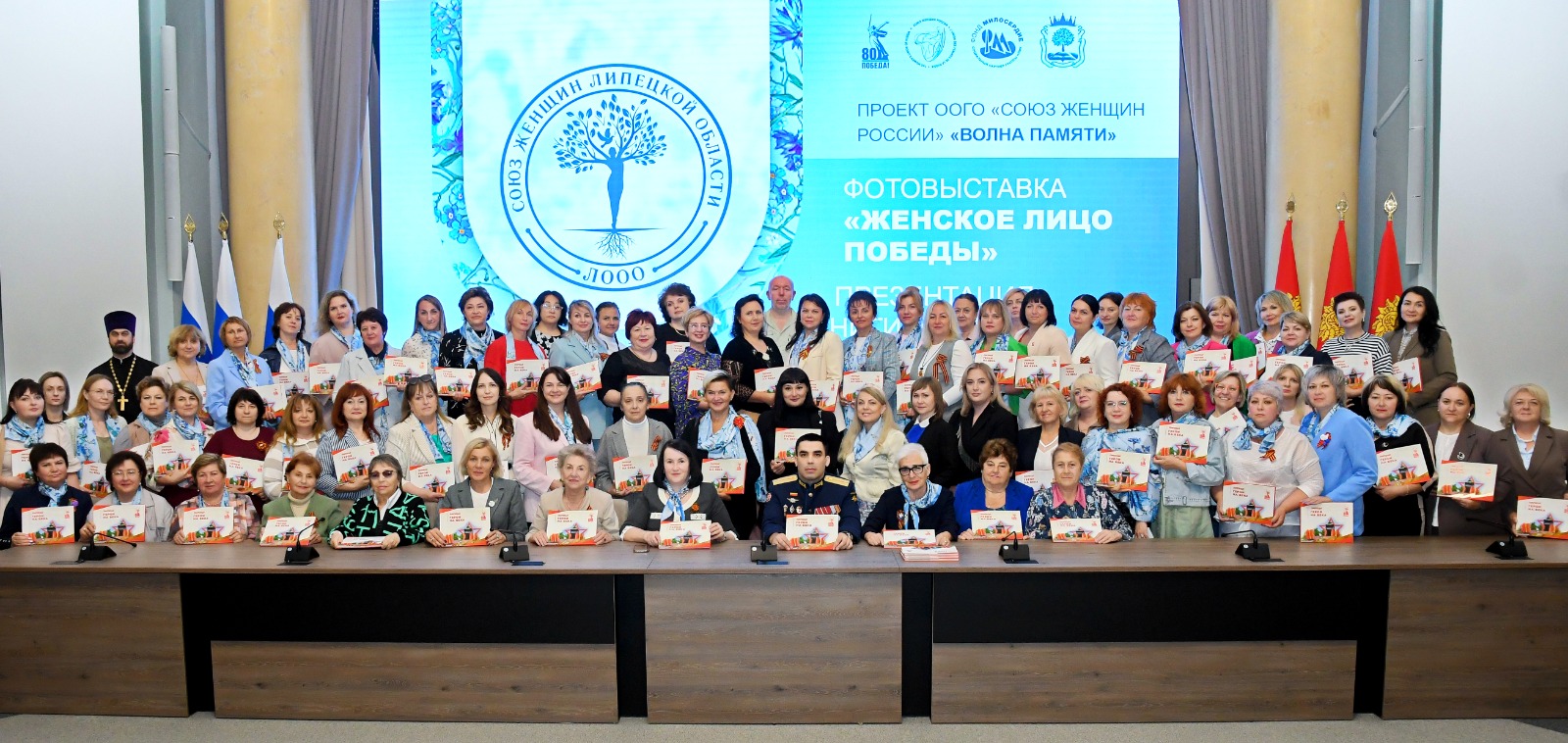 В большом зале правительства Липецкой области развернута трогательная и значимая фотовыставка «Женское лицо Победы»