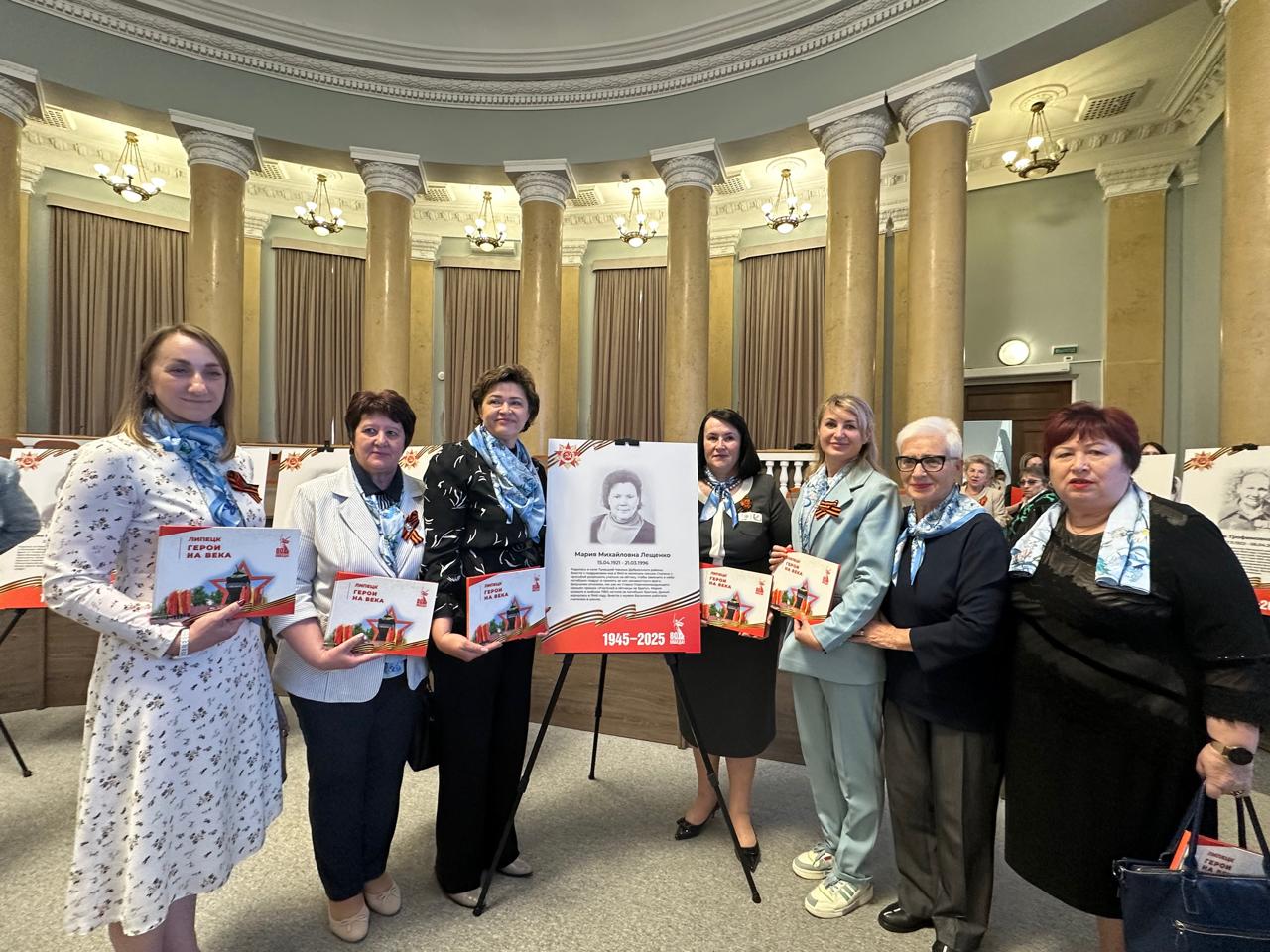 В большом зале правительства Липецкой области развернута трогательная и значимая фотовыставка «Женское лицо Победы»