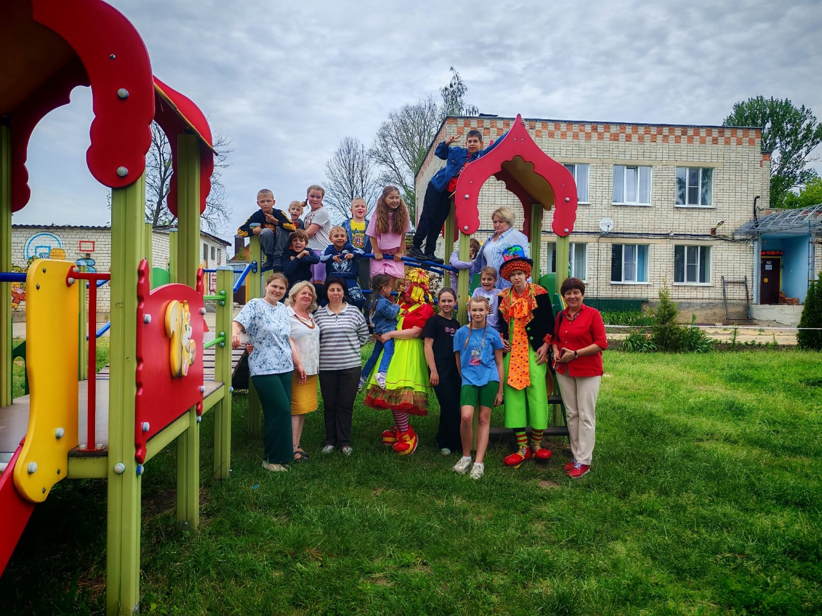 В КРУГУ ДРУЗЕЙ ВСЕГДА ВЕСЕЛЕЙ!