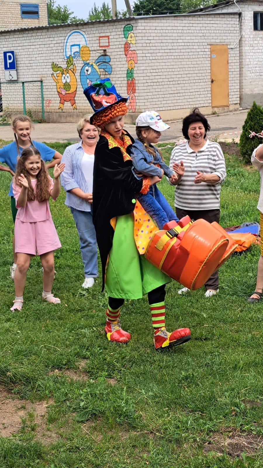 В КРУГУ ДРУЗЕЙ ВСЕГДА ВЕСЕЛЕЙ!