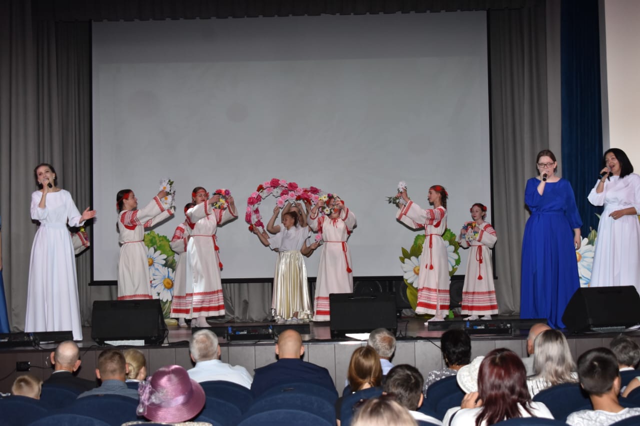 В День семьи, любви и верности большой праздник состоялся в Добровском доме культуры.