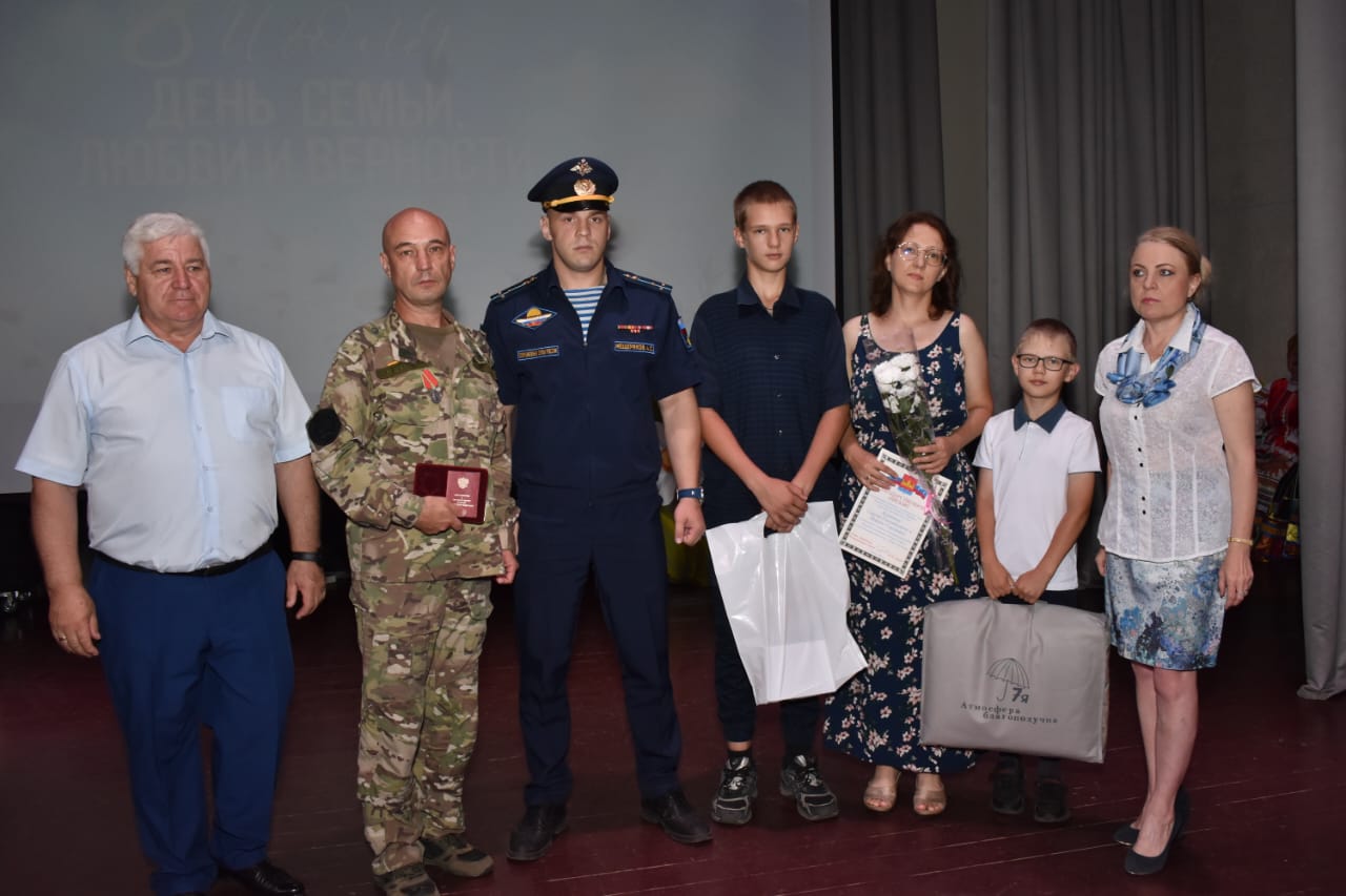 В День семьи, любви и верности большой праздник состоялся в Добровском доме культуры.
