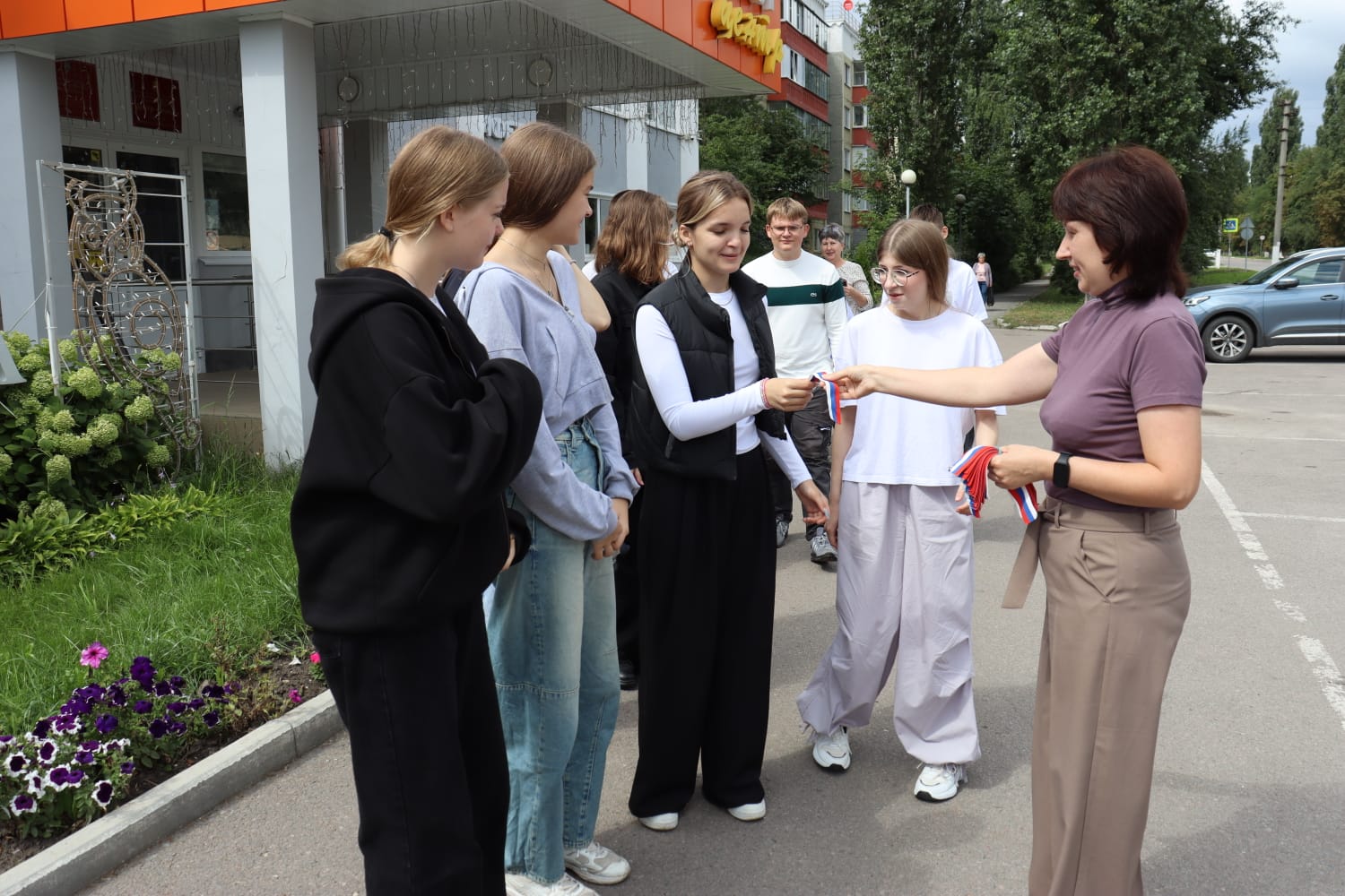 В Усманском районе была организована раздача ленточек с российским триколором