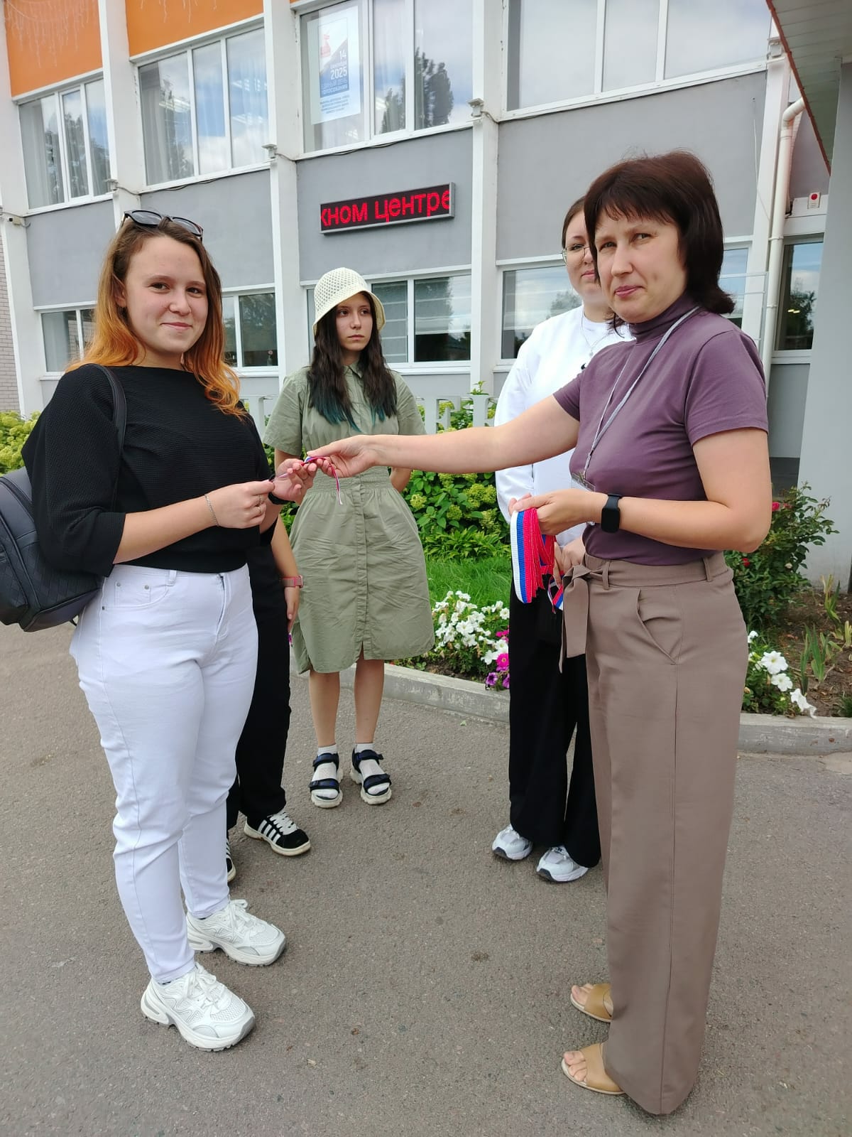 В Усманском районе была организована раздача ленточек с российским триколором