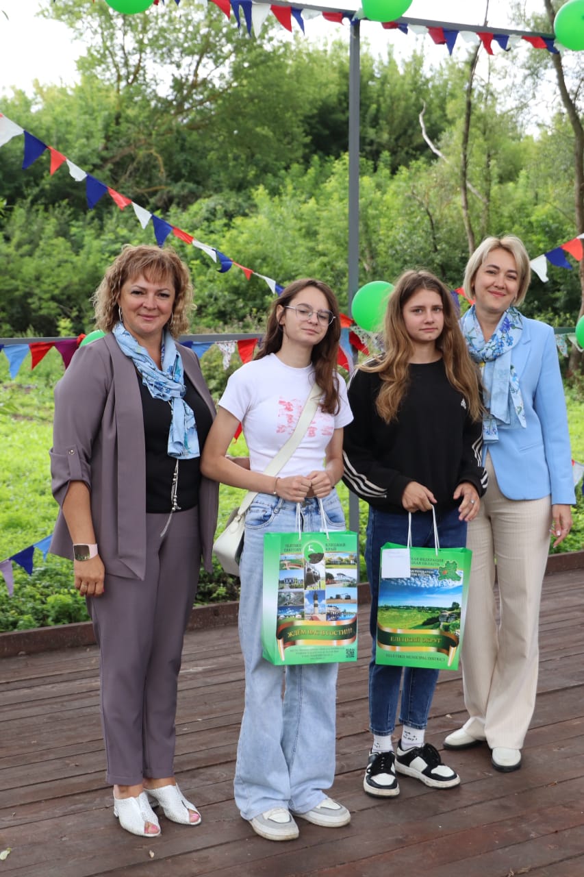 Союз женщин России Липецкого регионального отделения Елецкого района стал одним из инициаторов проведения детского праздника, приуроченного ко Дню знаний