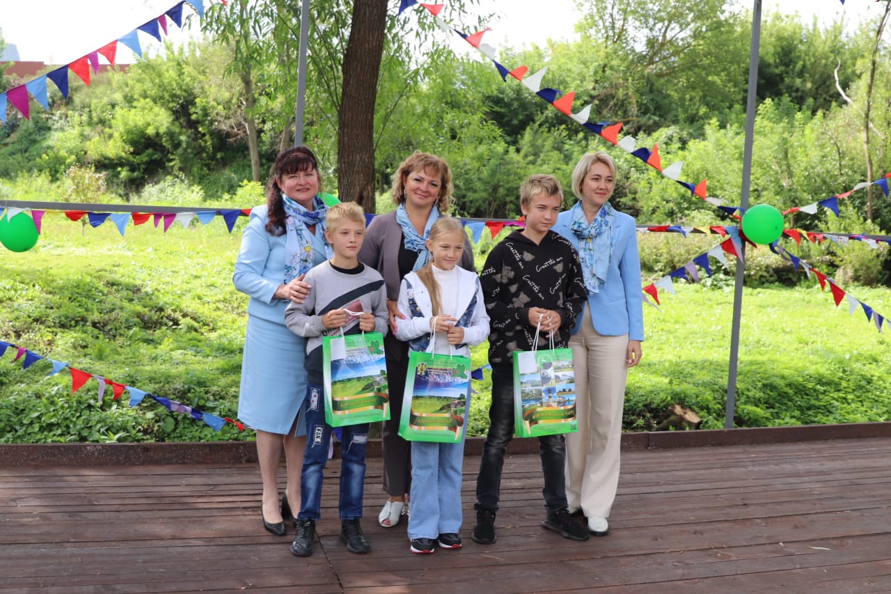 Союз женщин России Липецкого регионального отделения Елецкого района стал одним из инициаторов проведения детского праздника, приуроченного ко Дню знаний