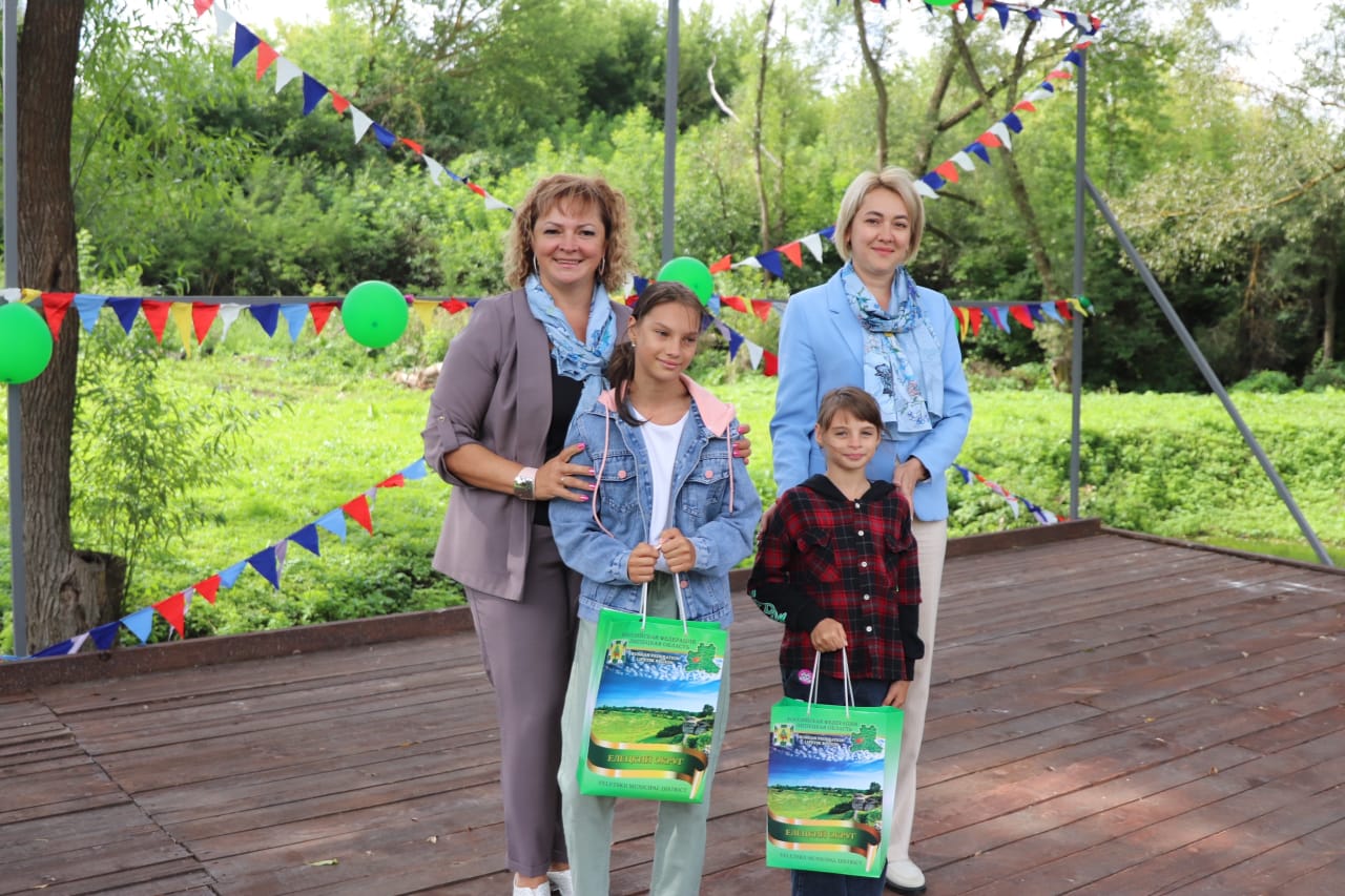 Союз женщин России Липецкого регионального отделения Елецкого района стал одним из инициаторов проведения детского праздника, приуроченного ко Дню знаний