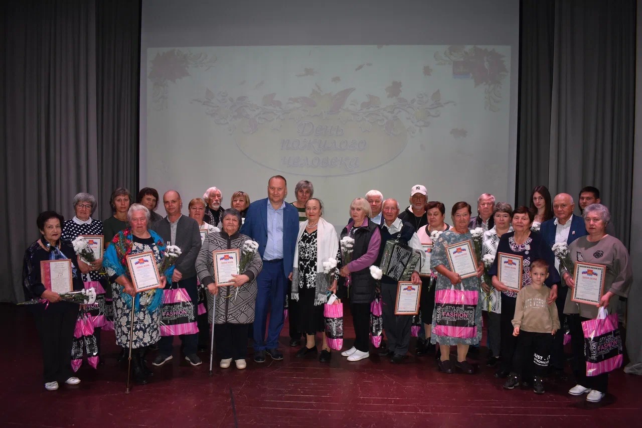 Праздник, приуроченный к Международному Дню пожилого человека, состоялся в Добровском доме культуры