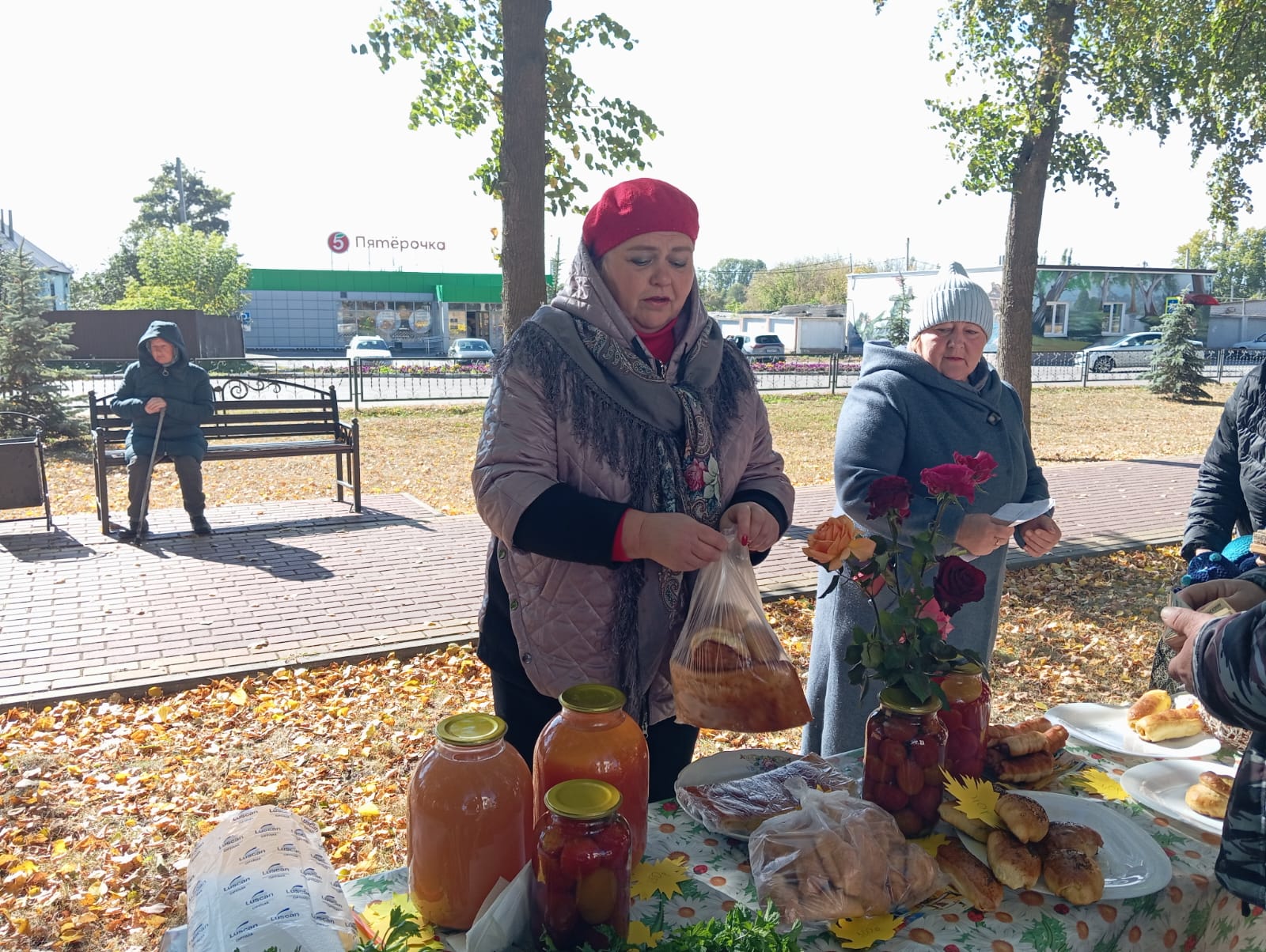 Активистки женсоветов Воловского округа приняли участие в организации и проведении Осенней ярмарки ко Дню пожилого человека