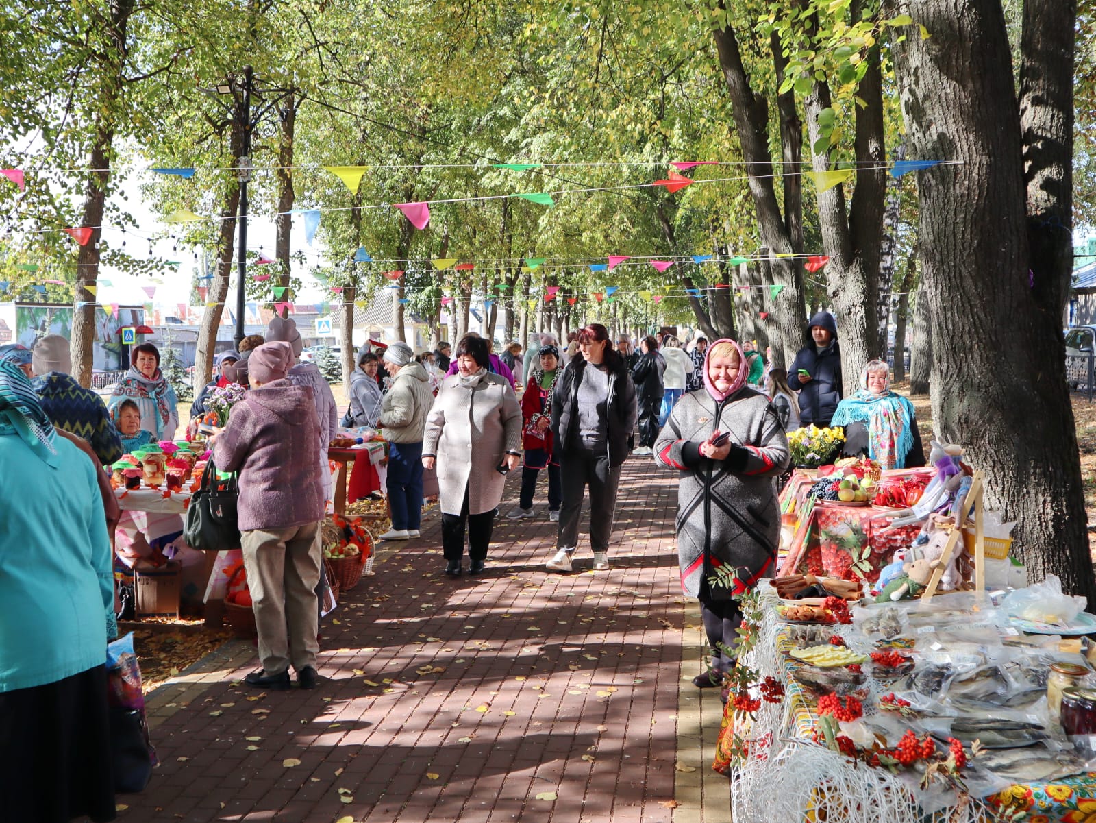 Активистки женсоветов Воловского округа приняли участие в организации и проведении Осенней ярмарки ко Дню пожилого человека