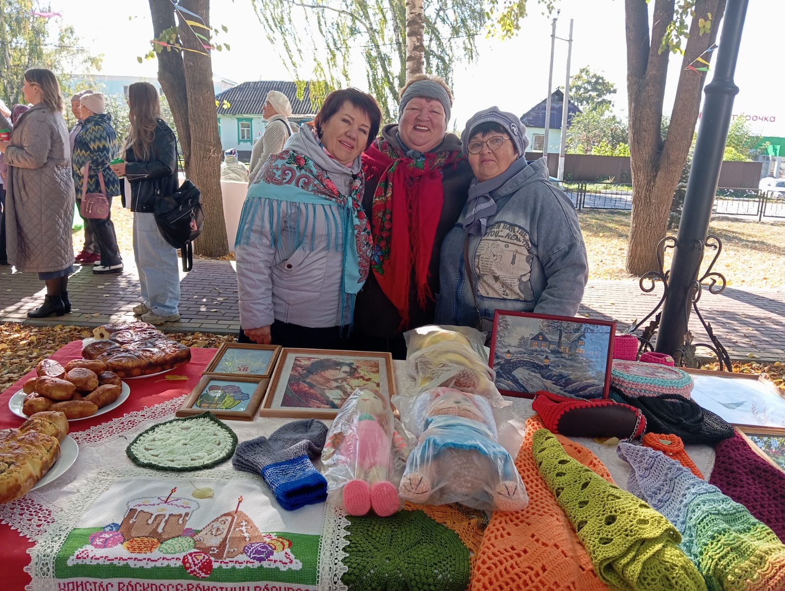Активистки женсоветов Воловского округа приняли участие в организации и проведении Осенней ярмарки ко Дню пожилого человека