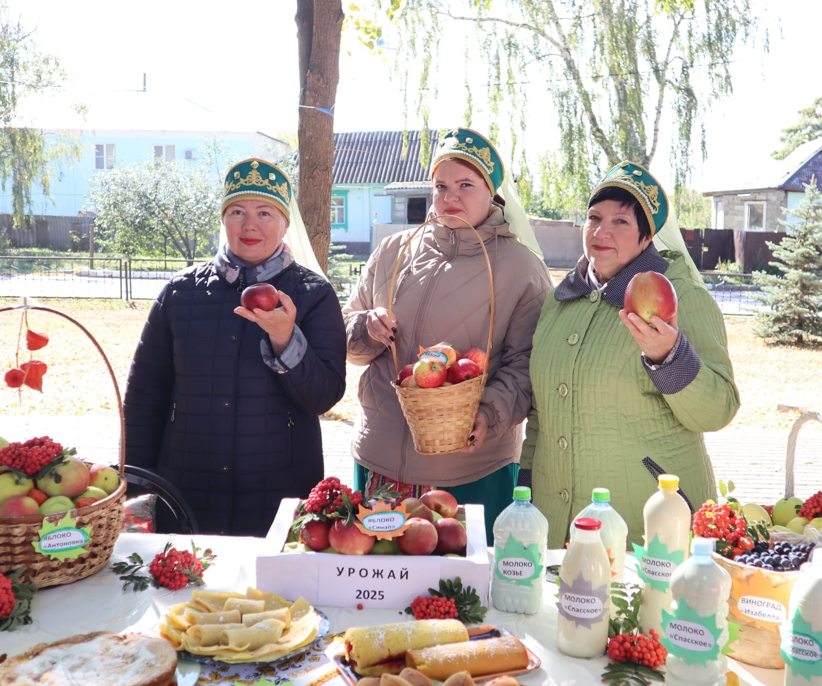 Активистки женсоветов Воловского округа приняли участие в организации и проведении Осенней ярмарки ко Дню пожилого человека