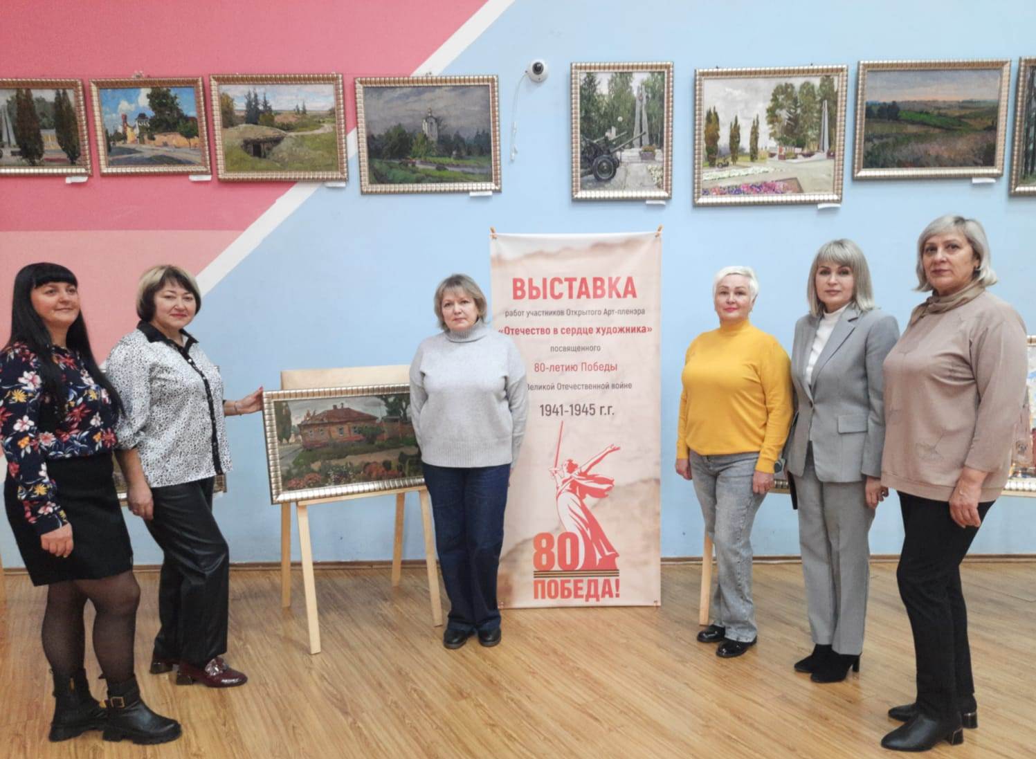 «Отечество в сердце художника»: выставка в Тербунах объединила творчество и память о Победе