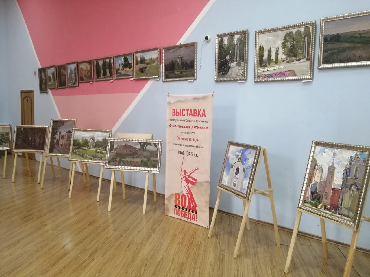 «Отечество в сердце художника»: выставка в Тербунах объединила творчество и память о Победе