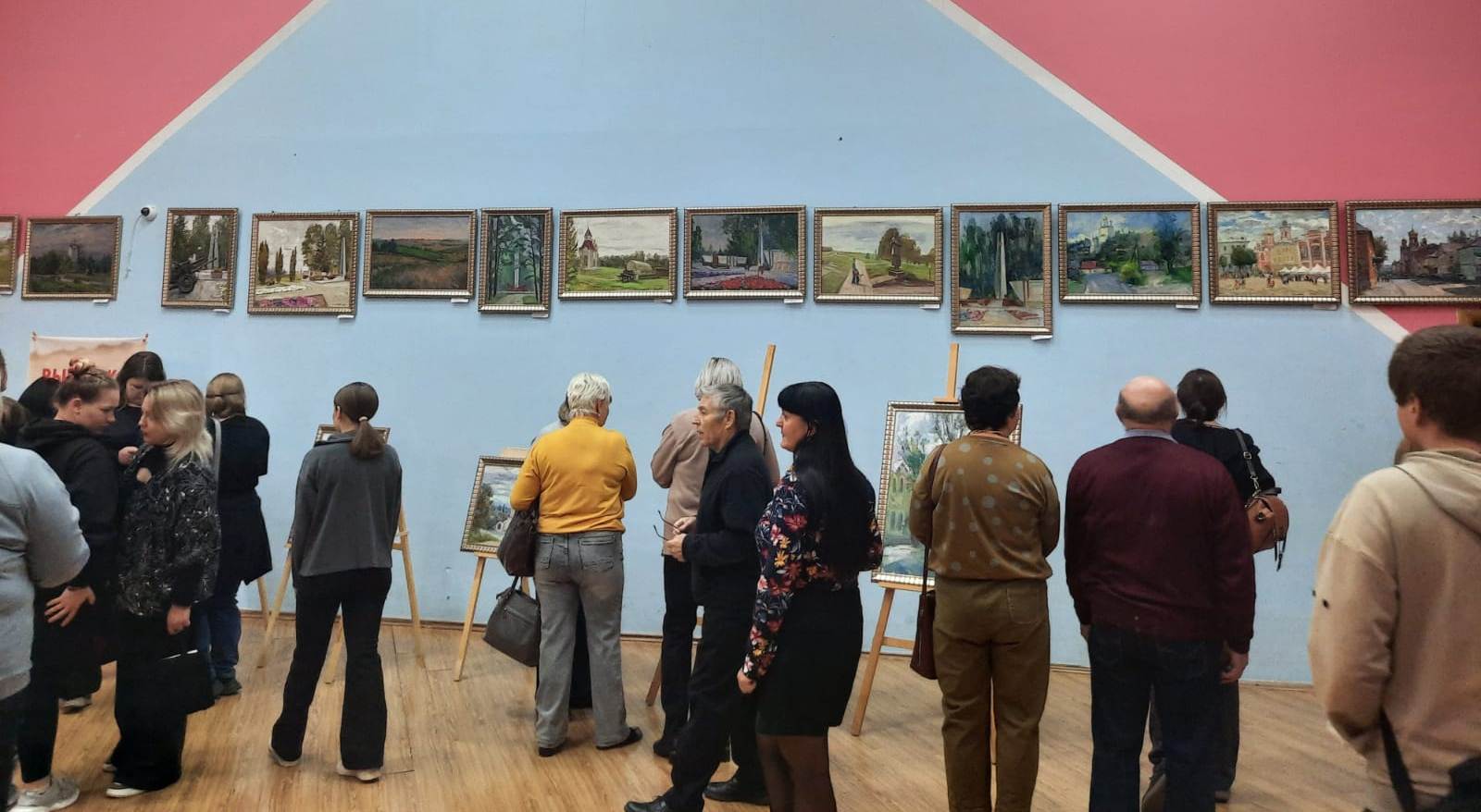 «Отечество в сердце художника»: выставка в Тербунах объединила творчество и память о Победе