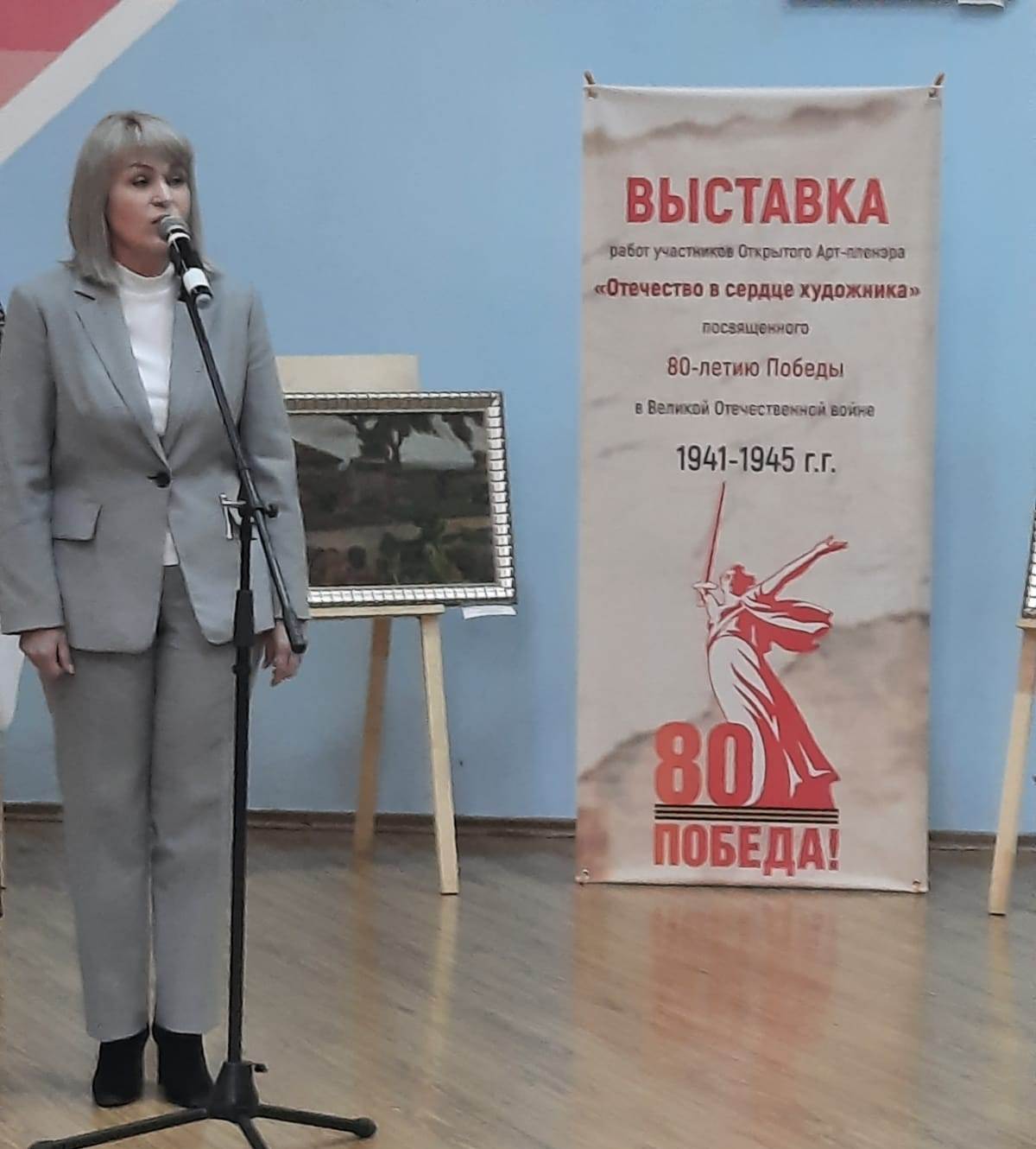 «Отечество в сердце художника»: выставка в Тербунах объединила творчество и память о Победе