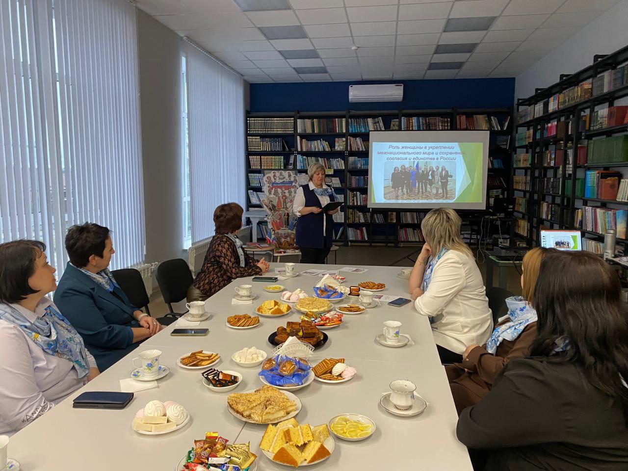4 ноября в библиотеке села Красное состоялось заседание союза женщин России Липецкого регионального отделения