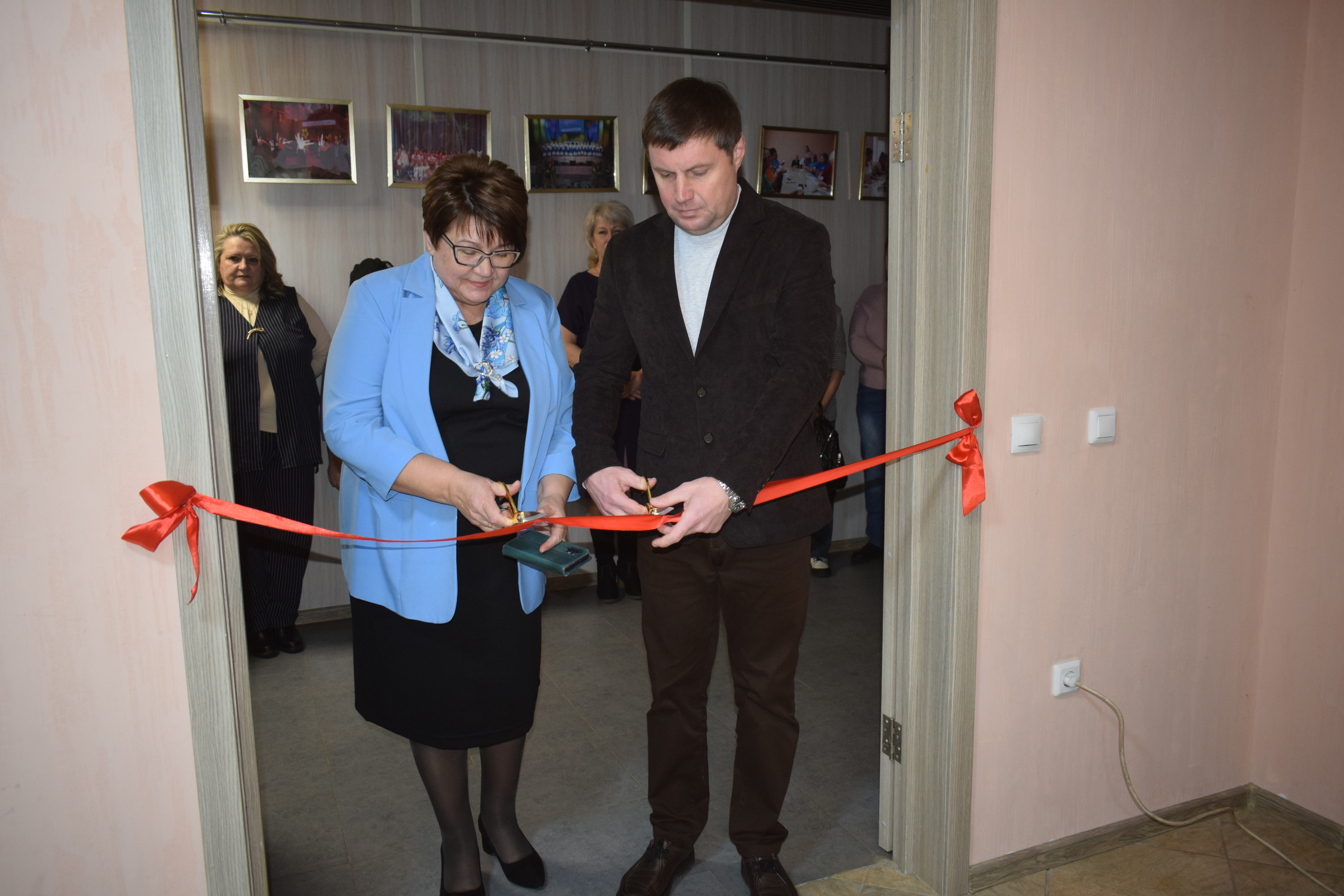 В малом зале МАУ Лев-Толстовский МЦКД  развернута трогательная и значимая фотовыставка «Женское лицо Победы»