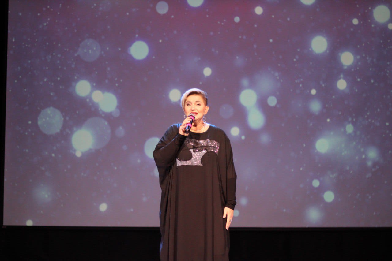 Татьяна Борисовна поздравила мам своего микрорайона со сцены местного Дома культуры песней "Наши дети"