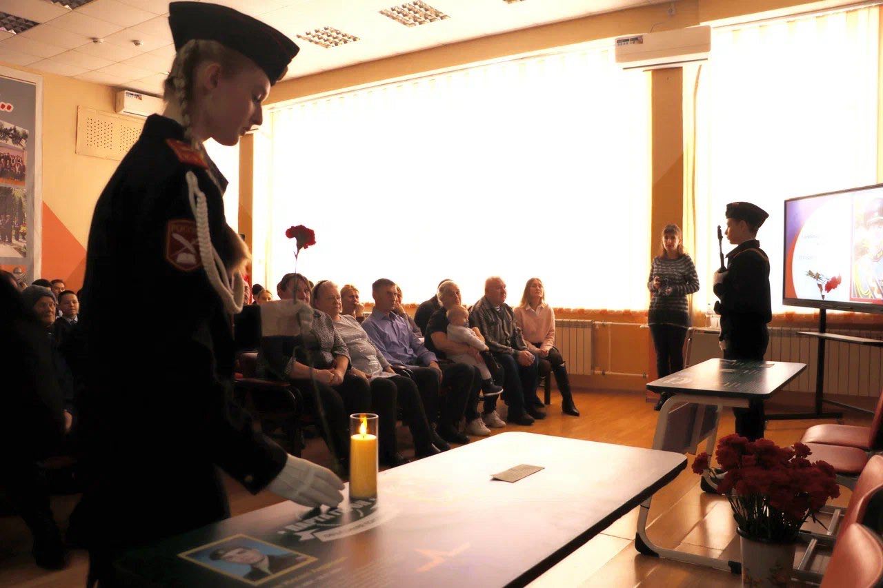 10 декабря в МБОУ СОШ с. Красное прошло торжественное открытие мемориальной доски в память об ученике Александре Николаевиче Сазонове