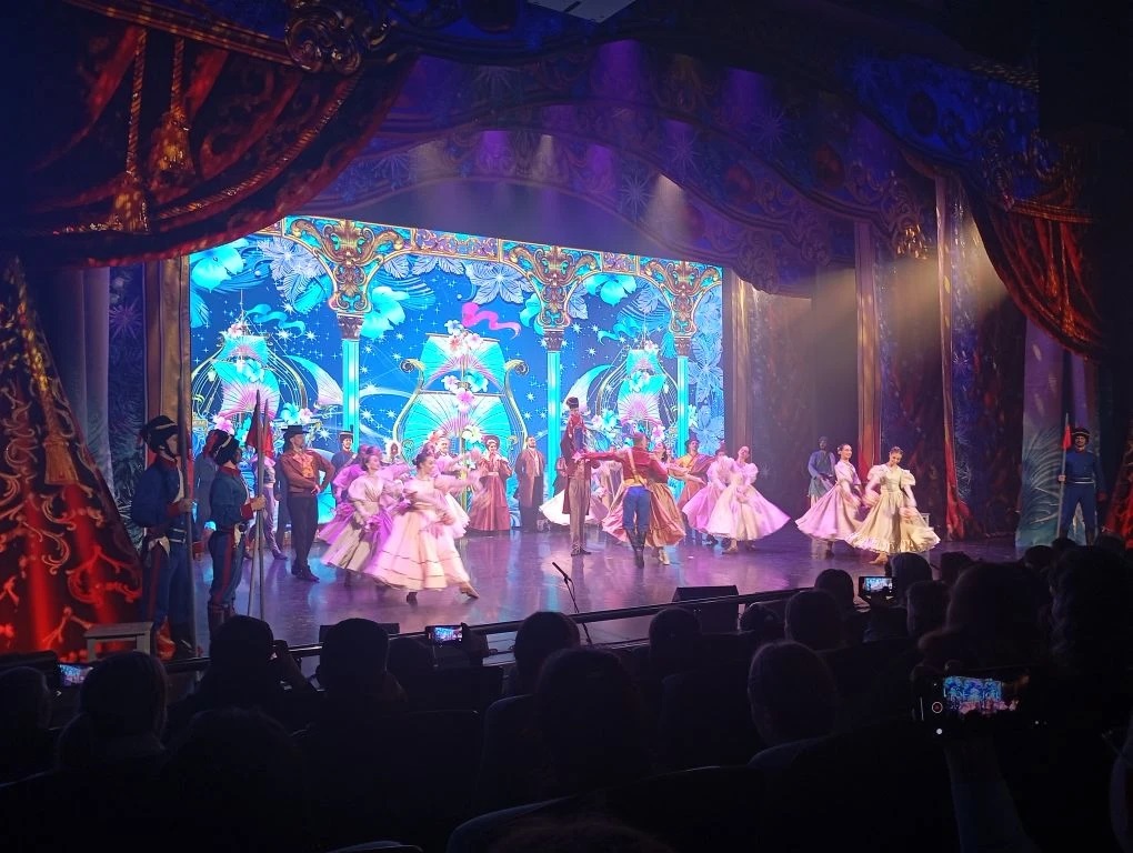 Десять школьников Добровского округа посетили сказку «Щелкунчик»