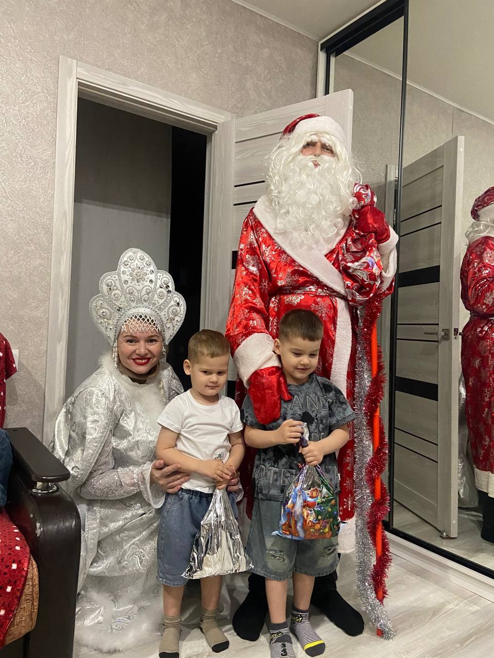 Активистки и члены Союза женщин  Тербунского округа поздравили  детей погибших и многодетных участников СВО