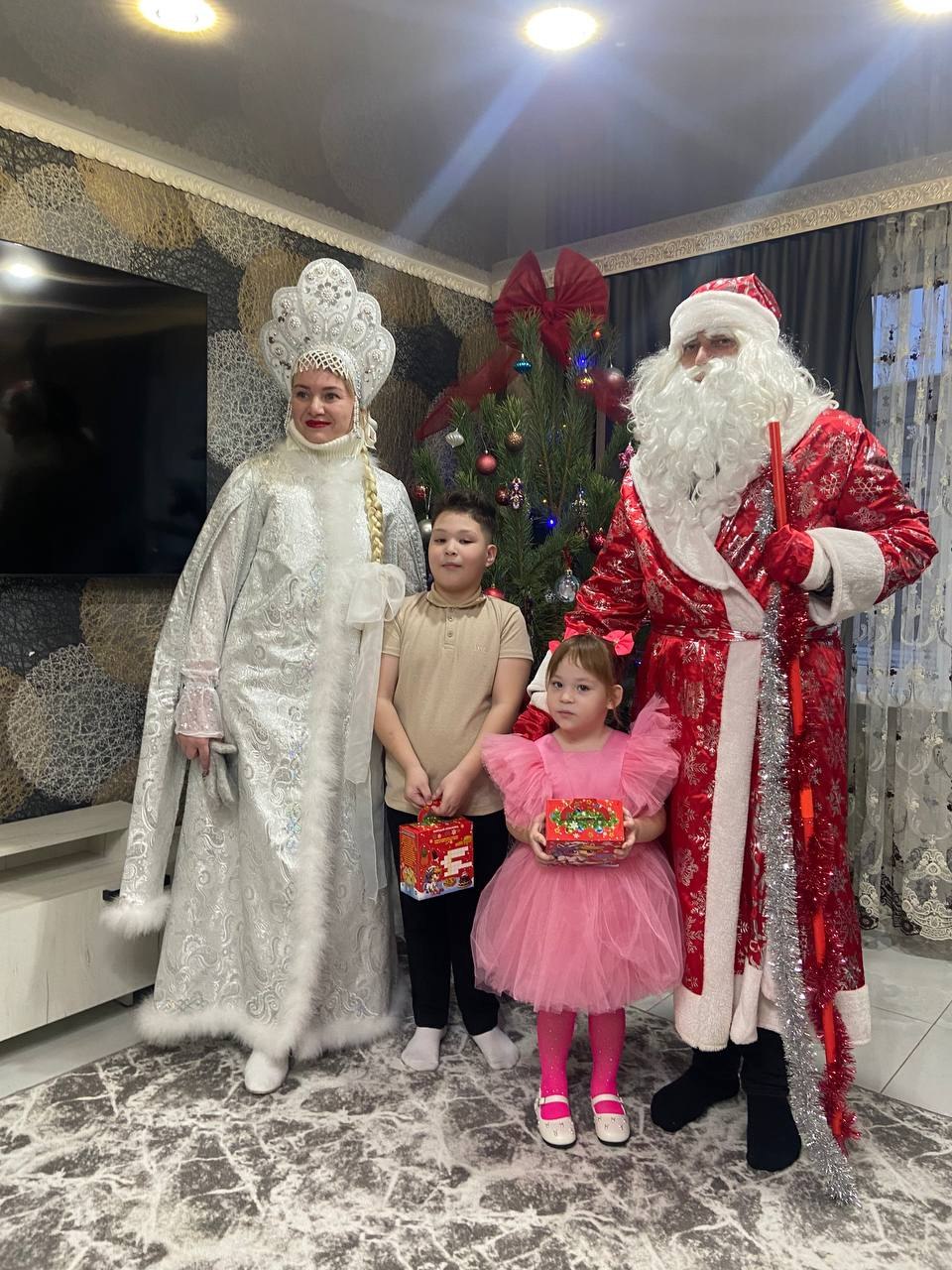 Активистки и члены Союза женщин  Тербунского округа поздравили  детей погибших и многодетных участников СВО