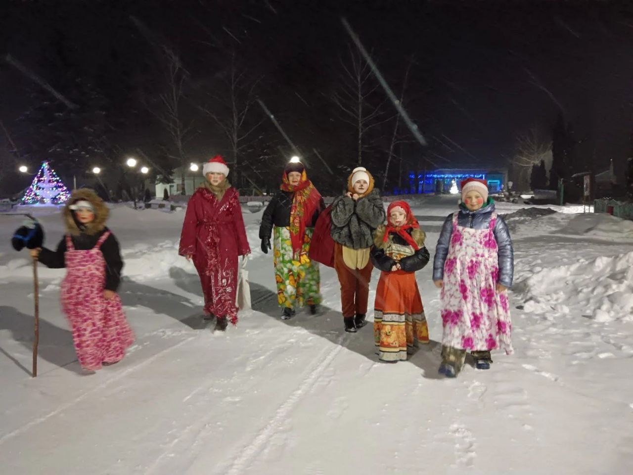 в селе Яблоново Краснинского округа прошло народное гуляние с колядованием