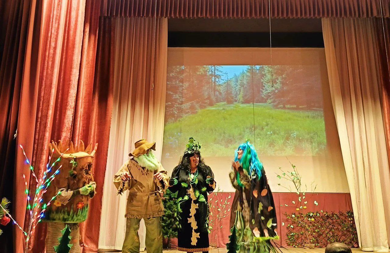 В Рождественский сочельник в посёлке Лески Краснинского округа показали волшебную сказку под названием «Анчутка»