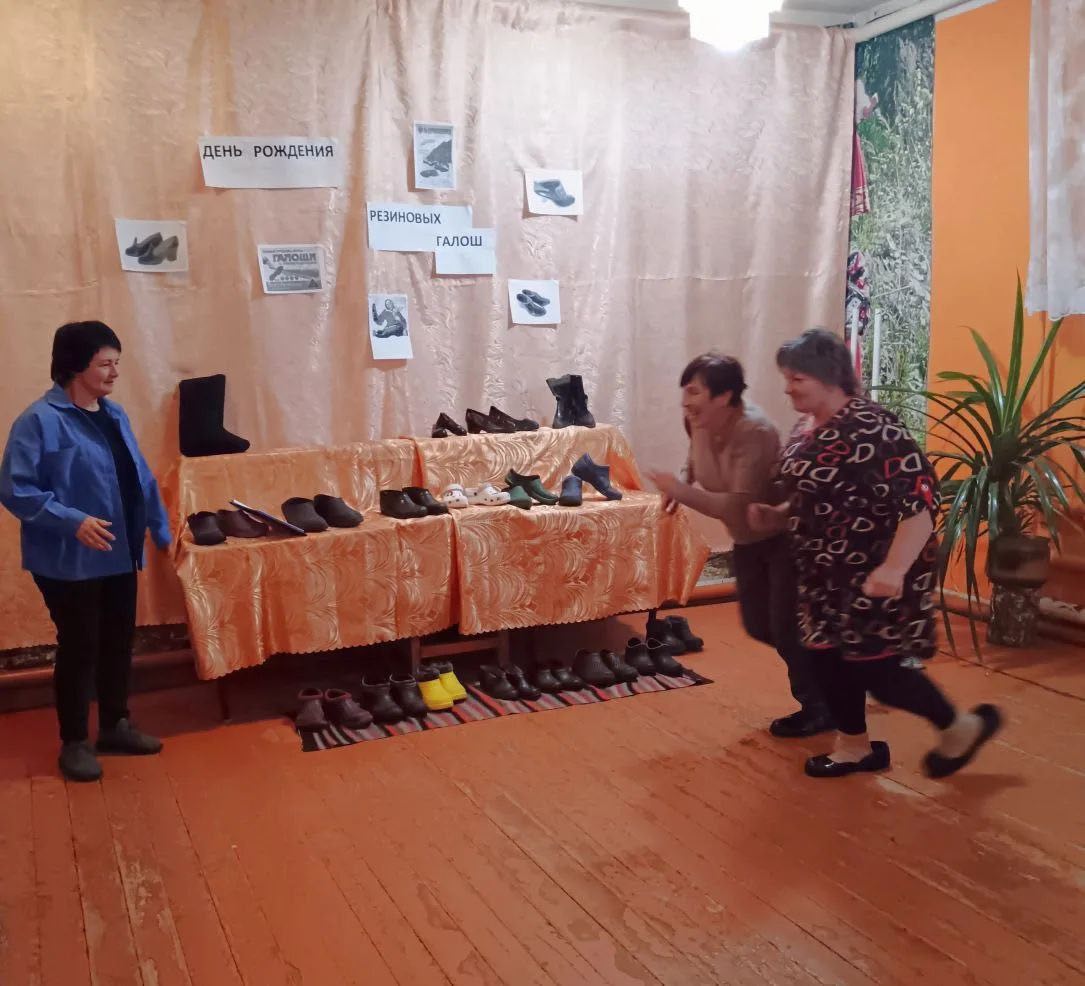 День рождения галош в Яблоновском сельском доме культуры Краснинского округа