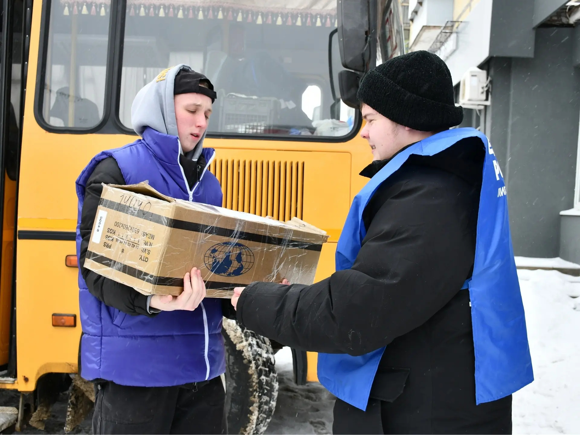 Активисты добровольческого отряда "Юность" Усманского медицинского колледжа помогли доставить гуманитарную помощь