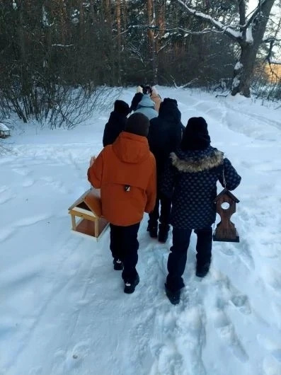 Учащиеся и активисты добровольческого отряда «Энергия добра» приняли участие в жизненно важной акции «Покормите птиц зимой!»