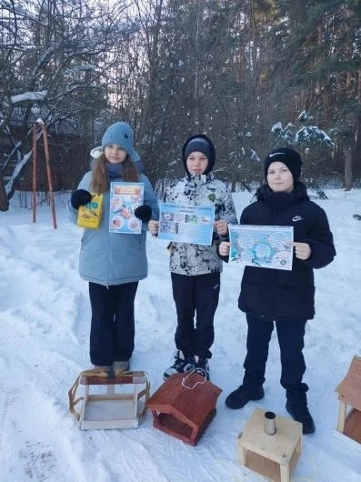 Учащиеся и активисты добровольческого отряда «Энергия добра» приняли участие в жизненно важной акции «Покормите птиц зимой!»