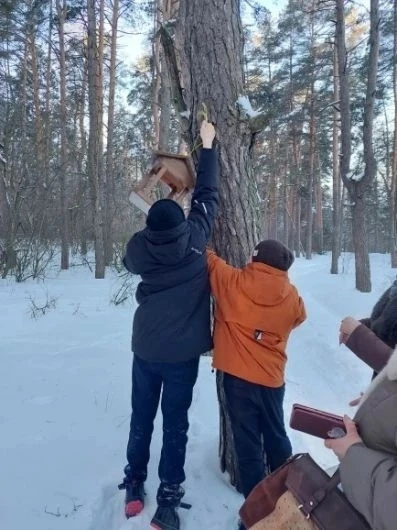 Учащиеся и активисты добровольческого отряда «Энергия добра» приняли участие в жизненно важной акции «Покормите птиц зимой!»