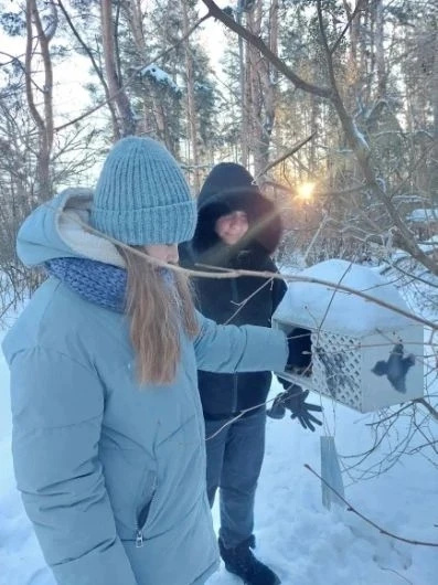 Учащиеся и активисты добровольческого отряда «Энергия добра» приняли участие в жизненно важной акции «Покормите птиц зимой!»
