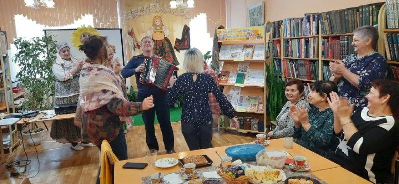 В Тербунском округе прошли фольклорные посиделки «Гуляй народ, Масленица идёт!