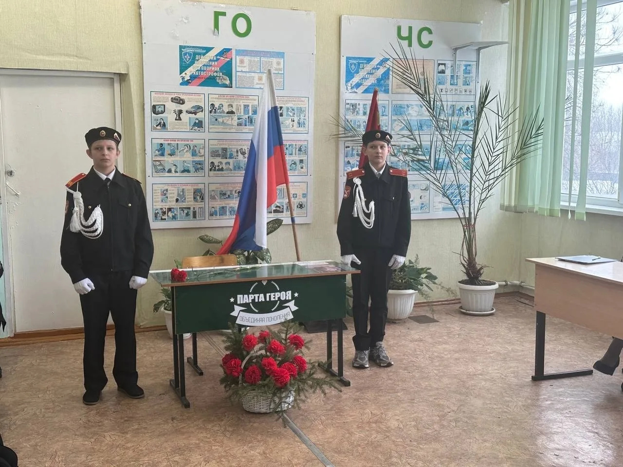 19 февраля в преддверии Дня защитника Отечества в МБОУ СОШ №3 г. Усмани состоялось торжественное открытие "Парты героя" - Несветаева Андрея Вячеславовича