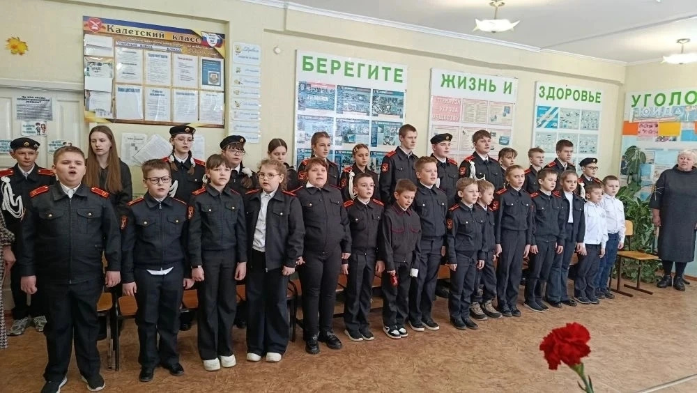 19 февраля в преддверии Дня защитника Отечества в МБОУ СОШ №3 г. Усмани состоялось торжественное открытие "Парты героя" - Несветаева Андрея Вячеславовича