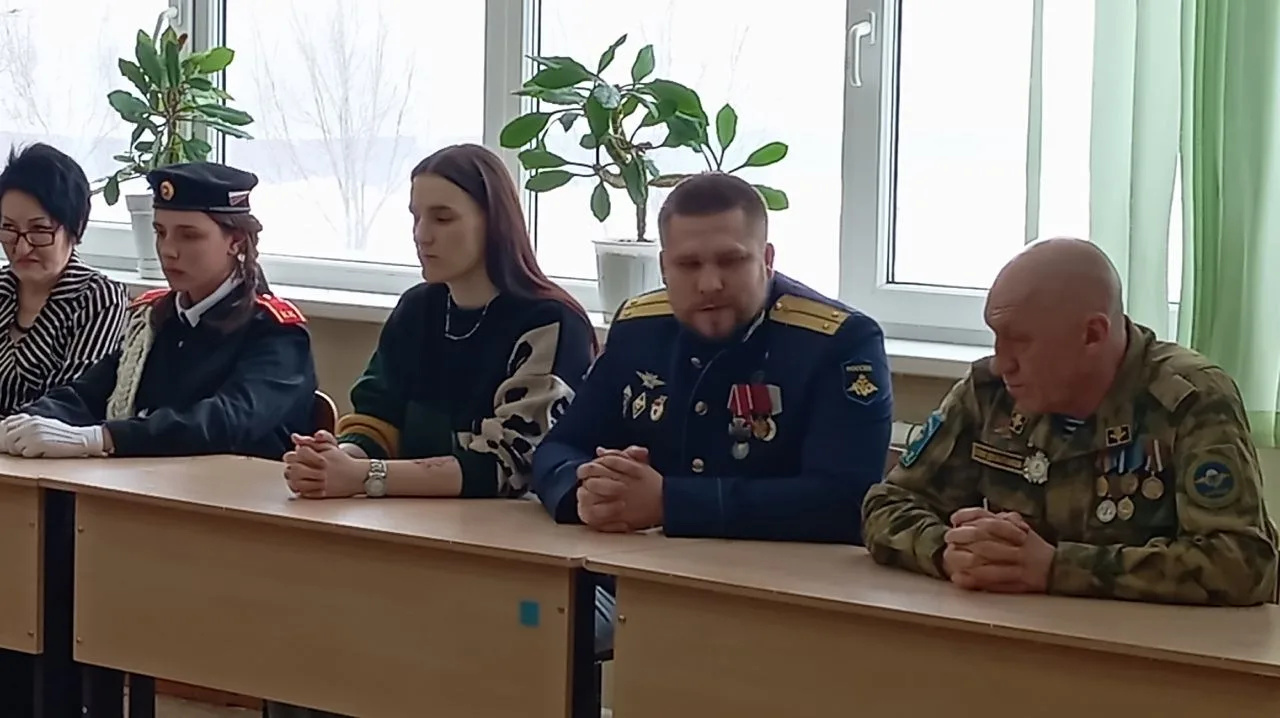 19 февраля в преддверии Дня защитника Отечества в МБОУ СОШ №3 г. Усмани состоялось торжественное открытие "Парты героя" - Несветаева Андрея Вячеславовича