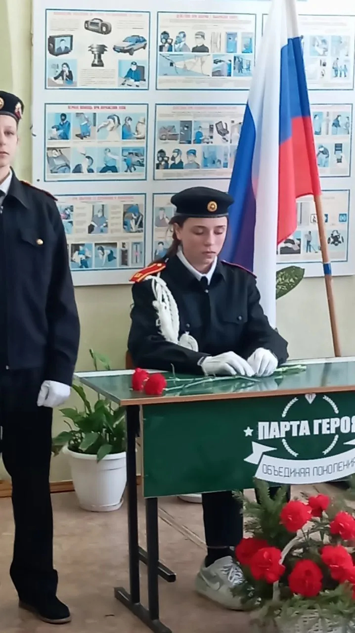 19 февраля в преддверии Дня защитника Отечества в МБОУ СОШ №3 г. Усмани состоялось торжественное открытие "Парты героя" - Несветаева Андрея Вячеславовича